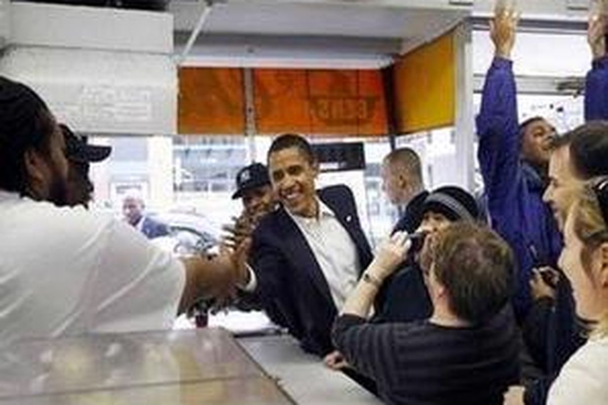 Presiden terpilih Barack Obama mampir ke restauran Ben's Chili Bowl di Washington, Sabtu 10 Januari 2009. 