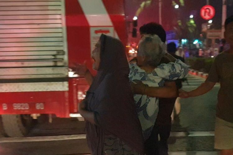 Seorang nenek diduga mengalami sesak napas saat kebakaran melanda empat bangunan di Jalan Harsono RM, Ragunan, Pasar Minggu, Jakarta Selatan, Minggu (24/9/2023) malam. 