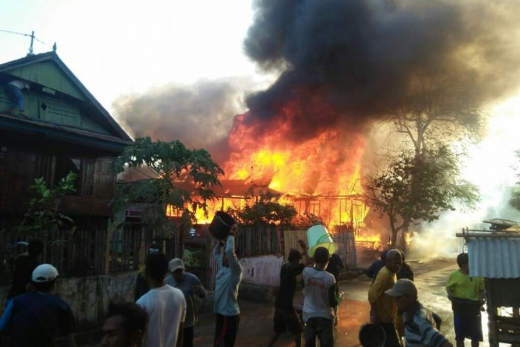 Kobaran api saat melahap rumah warga Desa Ngali, Kecamatan Belo, Kabupaten Bima, Senin (3/9/2018).