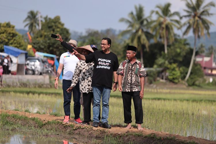 Calon presiden nomor urut 1, Anies Baswedan saat bertemu petani di Solok, Sumatera Barat, Rabu (3/1/2024).
