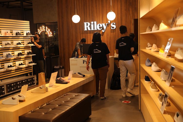 Toko offline pertama merek sneaker lokal Riley's yang berlokasi di mal Plaza Indonesia Jakarta.