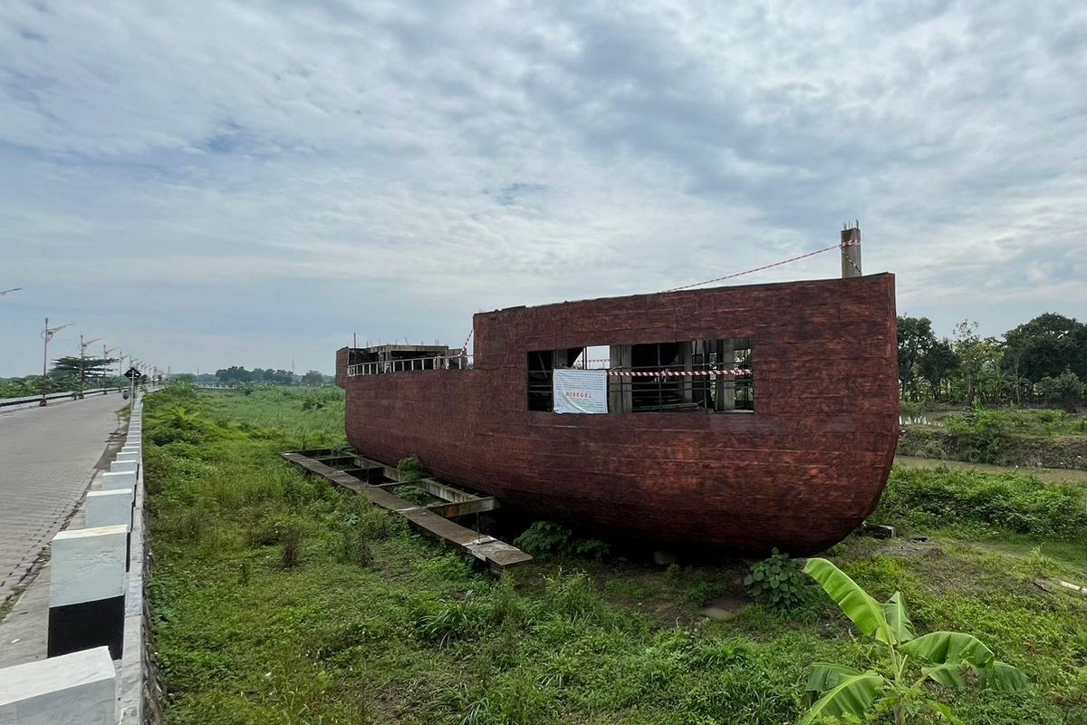 Bangunan Pujasera berbentuk kapal Majapahit di kawasan Taman Bahari Majapahit (TBM) yang disegel Kejaksaan Negeri (Kejari) Kota Mojokerto, Jawa Timur, sejak Senin (13/1/2025).