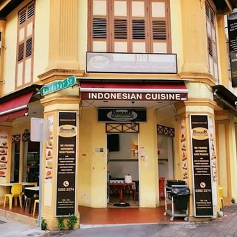 Warung Nasi Pariaman di Jalan Kandahar, Singapura, tutup mulai 31 Januari 2026. Ini adalah warung nasi padang tertua di Singapura, berdiri sejak 1948. Warung Nasi Padang Legendaris Tutup, Menteri Singapura Ini Turun Tangan