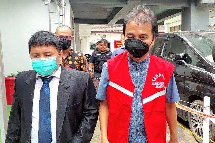 Tersangka kasus penistaan agama yang dilakukan oleh Roy Suryo meninggalkan Kantor Kejaksaan Negeri Jakarta Barat menuju Rutan Salemba, Kamis (29/9/2022).