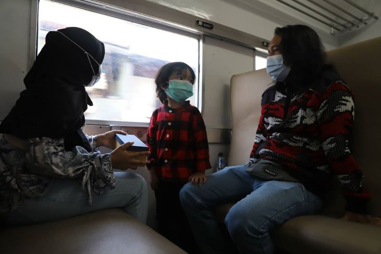 Baim, anak yang viral di dunia maya karena terlihat senang melihat kereta api, diajak oleh PT Kereta Api Indonesia untuk jalan-jalan naik kereta, Kota Bandung, Jawa Barat.