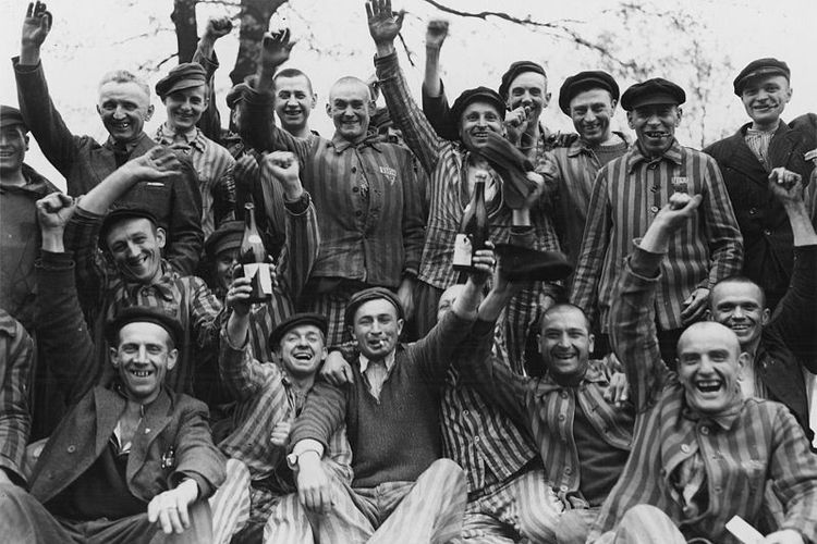 Para tahanan di kamp konsentrasi Dachau bergembira menyambut pasukan Amerika Serikat yang membebaskan mereka.