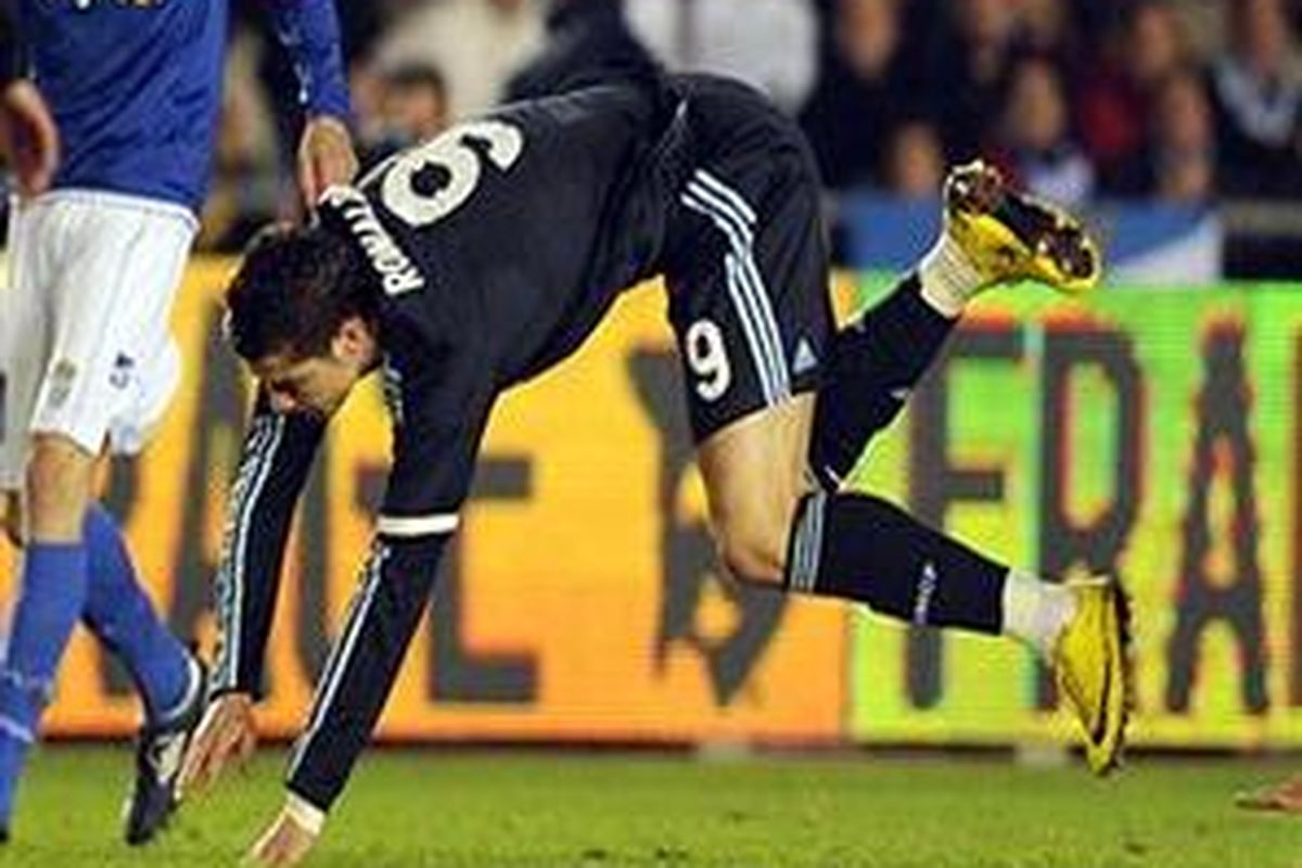 Penyerang Cristiano Ronaldo, menciptakan dua gol yang menentukan kemenangan Real Madrid 3-0 atas  Xerez, Sabtu (13/2/2010).