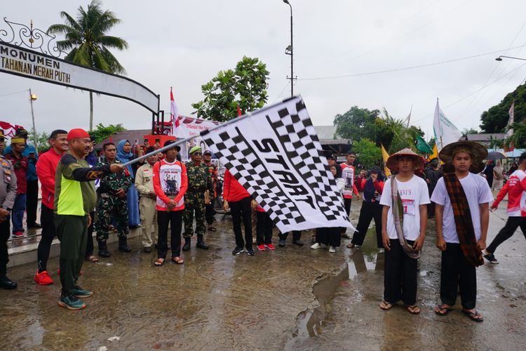 Bupati Kukar Edi Damansyah melakukan pelepasan peserta napak tilas Peristiwa Merah Putih Sangasanga di Monumen Merah Putih Sangasanga Muara, Kecamatan Sangasanga, Kalimantan Timur, Minggu (26/1/2025).