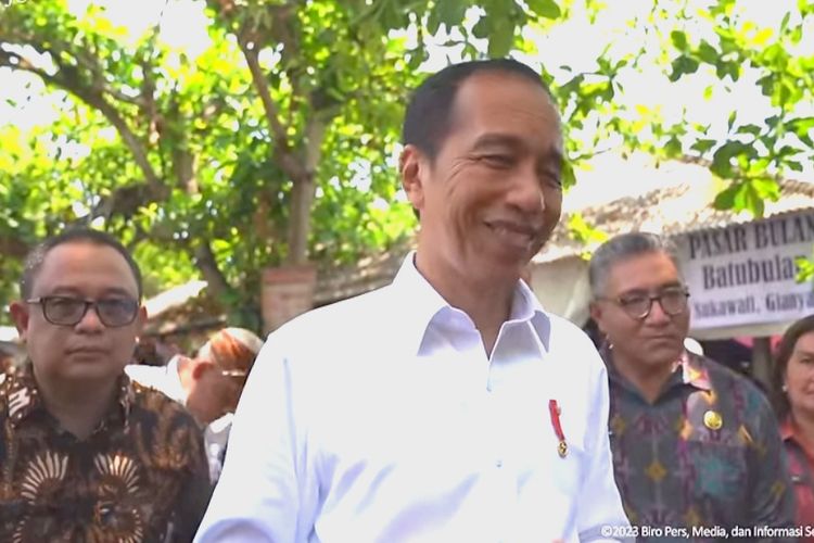Presiden Joko Widodo tampak tertawa ketika mendengar pertanyaan soal PDI-P. Kejadian tersebut terjadi ketika Presiden memberi keterangan pers selepas meninjau Pasar Bulan, Kabupaten Gianyar, Bali, Selasa (31/10/2023). 