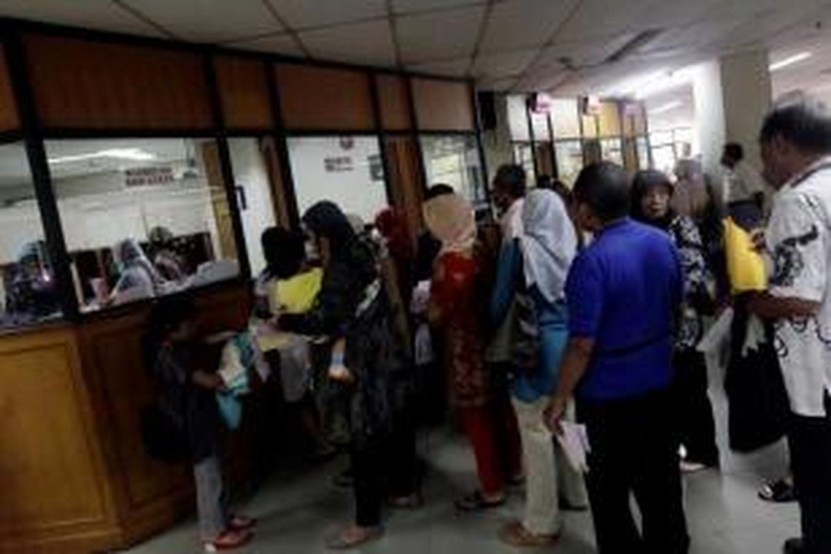 Calon pasien menunggu giliran untuk berobat di Rumah Sakit Umum Daerah Pasar Rebo, Jakarta Timur, Kamis (23/5/2013). Setiap harinya RSUD melayani peserta program Kartu Jakarta Sehat (KJS) sekitar 300 hinga 400 pasien rawat jalan dan 20 pasien rawat inap.