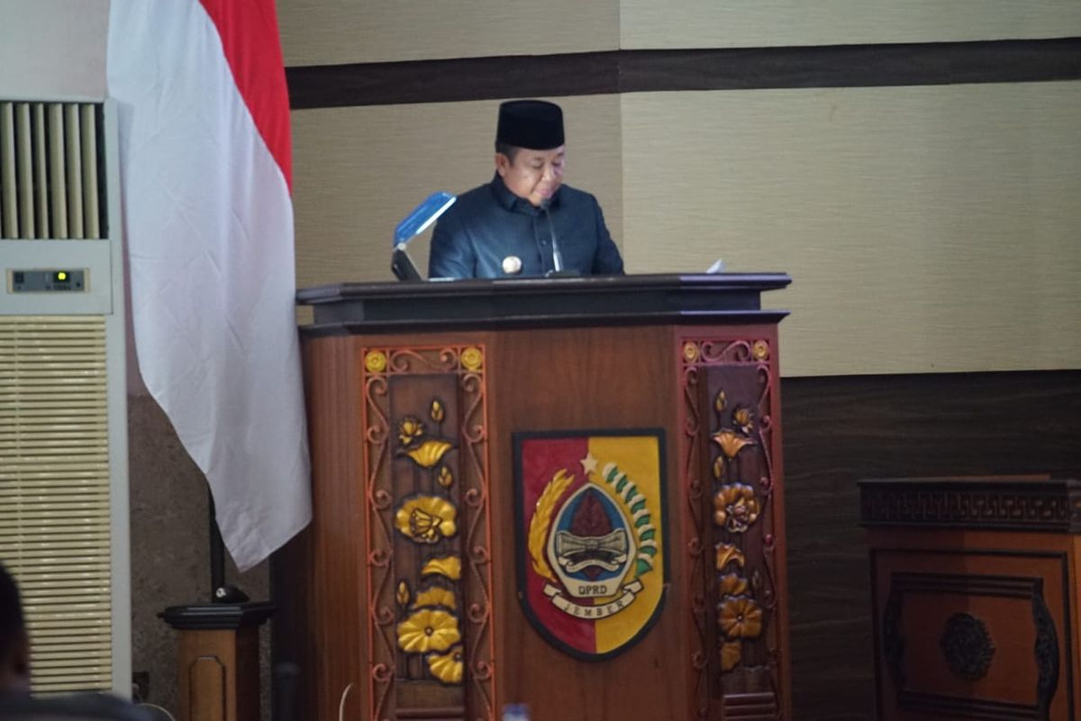 Bupati Jember Hendy Siswanto meminta maaf soal tampilan peserta fashion show dengan kostum seksi dan vulgar 