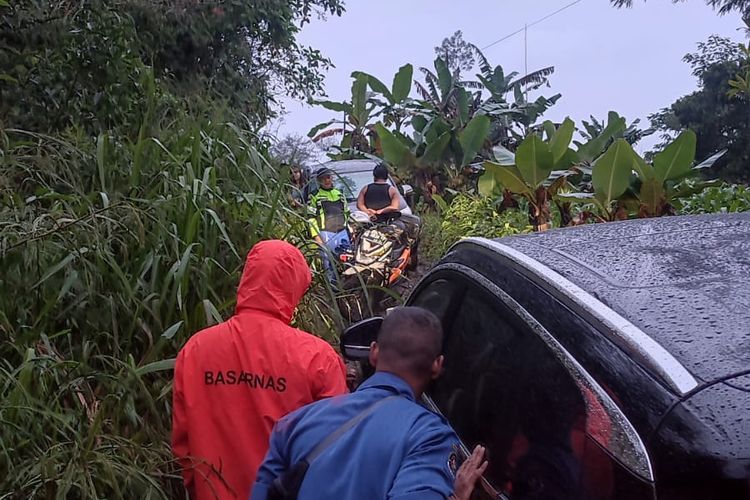 10 warga Bekasi yang mengendarai dua mobil tersesat di hutan Wonosobo, Jawa Tengah