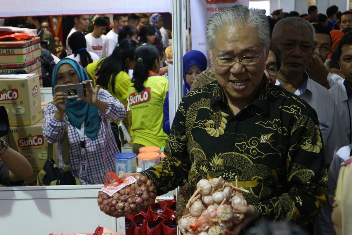 Menteri Perdagangan RI, Enggartiasto Lukita Saat Mengunjungi Salah Satu Stand Yang Ikut Meramaikan Pasar Murah Ramadhan Berbagi di Kemendag RI, Jakarta, Rabu (7/6/2017).