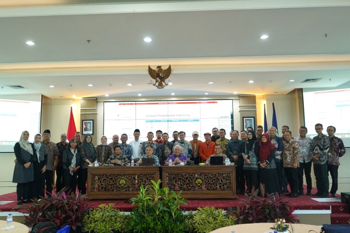 Peserta dari 24 PTN-BH se-Indonesia berfoto bersama usai kegiatan monitoring dan evaluasi kolaborasi riset di Universitas Negeri Malang. 