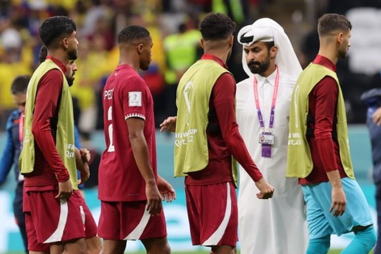 Para pemain timnas Qatar meninggalkan lapangan usai melakoni pertandingan pembuka Piala Dunia 2022 melawan Ekuador di Stadion Al Bayt, Al Khor, pada Minggu (20/11/2022) malam waktu setempat. Qatar kalah 0-2 dari Ekuador sekaligus mencatatkan sejarah buruk di panggung Piala Dunia.