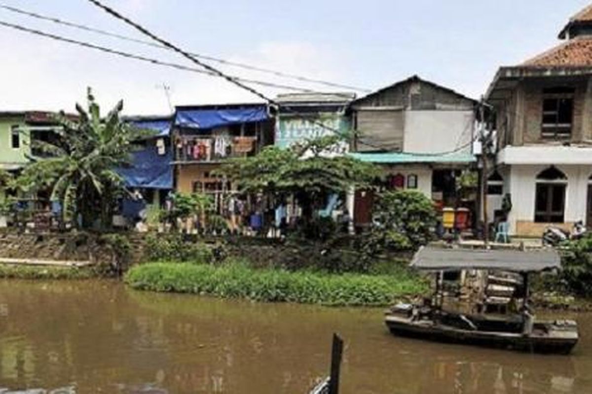 Deretan rumah warga di bantaran anak Ciliwung, Kampung Lodan, Pademangan, Jakarta Utara, Sabtu (12/11). Warga Kampung Lodan, Kampung Tongkol, dan Kampung Kerapu membangun kebiasaan bersih dan hidup sehat untuk menghilangkan stigma bahwa mereka yang menyebabkan kerusakan pada sungai. 
