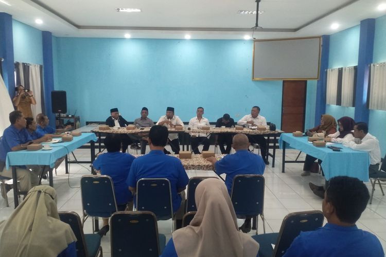Anggota Komisi II DPRD Kota Pasuruan bertemu dengan menejemen PDAM Kota Pasuruan terkait ditemukannya 12.045 pelanggan fiktif, Senin (13/01/2025) 