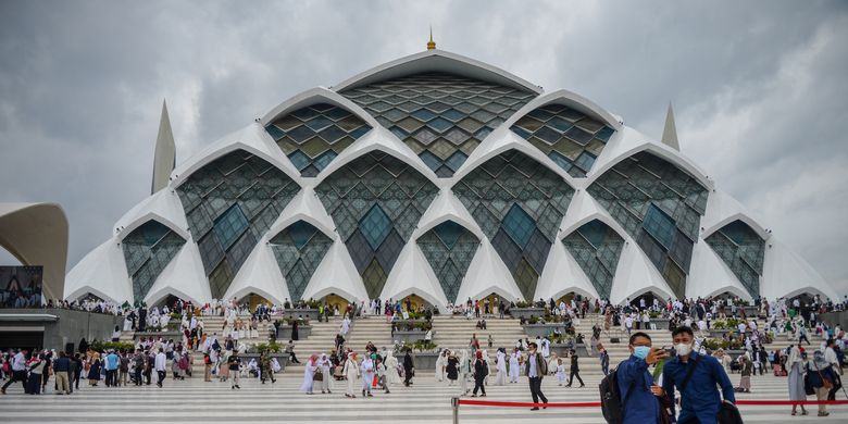 Sejumlah warga berada di pelataran masjid usai peresmian Masjid Raya Al Jabbar di Gedebage, Bandung, Jawa Barat, Jumat (30/12/2022). Gubernur Jawa Barat Ridwan Kamil meresmikan Masjid Raya Al Jabbar sekaligus menggelar Salat Jumat perdana di Masjid Raya tersebut. 