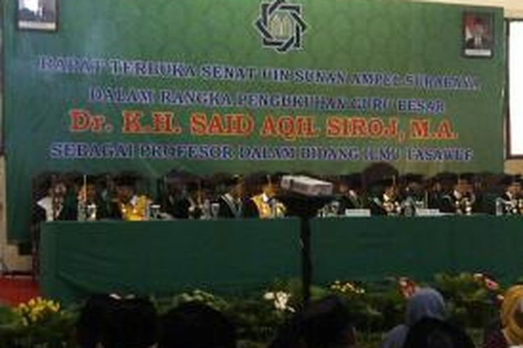 Rapat senat pengukuhan Said Aqil Siroj sebagai guru besar Tasawuf di UIN Surabaya. 