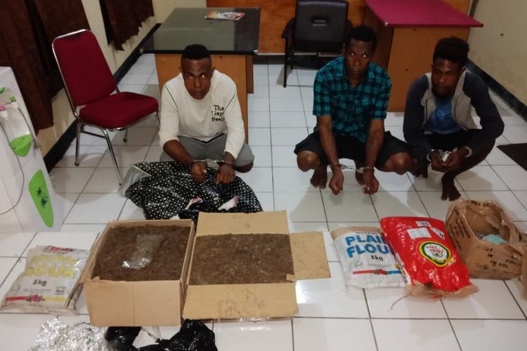 Ketjga warga PNG saat diamankan bersama barang bukti ke Mapolda Papua