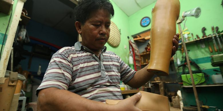 Pembuat kaki dan tangan palsu Ali Saga (56) menyelesaikan pembuatan kaki palsu pesanan dari sebuah yayasan di Sanggar Organ miliknya di Tangerang, Banten, Jumat (12/01/2018). Kaki dan tangan palsu buatan Ali Saga membutuhkan waktu tiga hari pengerjaan dan dijual dengan harga antara 4 hingga tujuh juta rupiah per buahnya, tetapi untuk pasien yang kurang mampu ali memberikannya secara geratis.