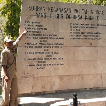 Yanto Eko Cahyono, warga Kabupaten Bantul, Yogyakarta menunjuk nama kakeknya, Insp Pol Suparbak yang terukir di Monumen Kresek (Monumen kekejaman pembantaian PKI) yang berada di Desa Kresek, Kecamatan Wungu, Kabupaten Madiun, Jawa Timur, Selasa (0/10/2019). Yanto bersama istrinya mencari keberadaan makam kakeknya, Insp Pol Suparbak yang menjadi korban pembantaian PKI tahun 1948 di Madiun.