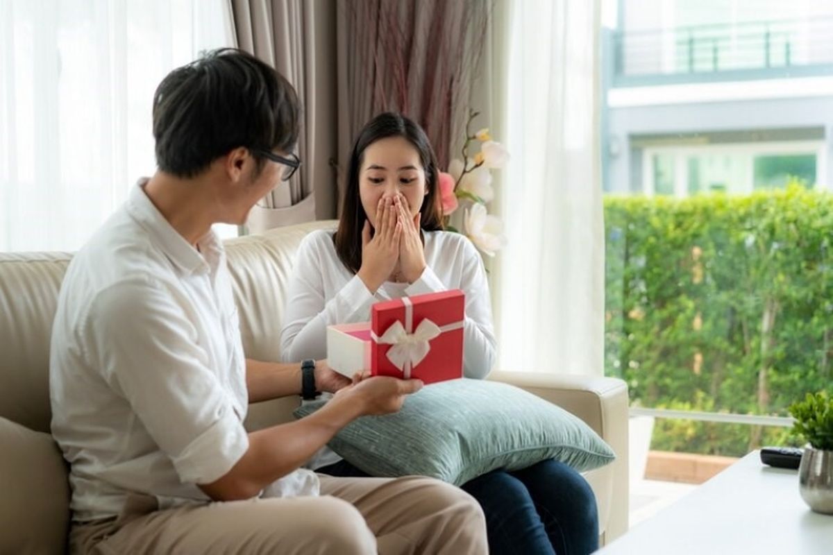 Ilustrasi memberikan hadiah untuk pasangan.