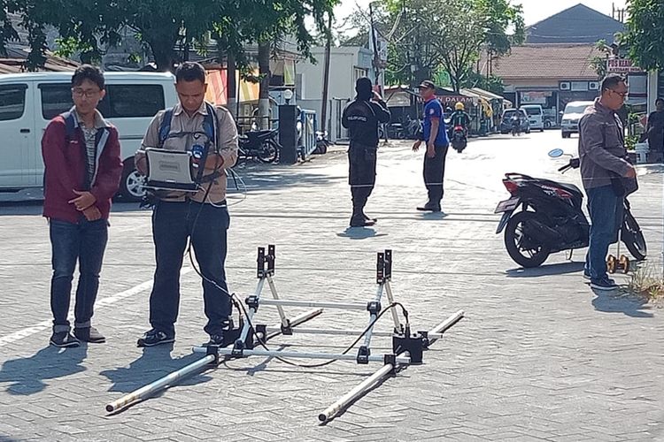 Petugas Badan Geologi Nasional Kemenerian ESDM melakukan pemantauan adanya semburan lumpur minyak menggunakan alat Georadar di kawasan Perumahan Kutisari Indah Utara, Surabaya, Jawa Timur, Jumat (5/10/2019).