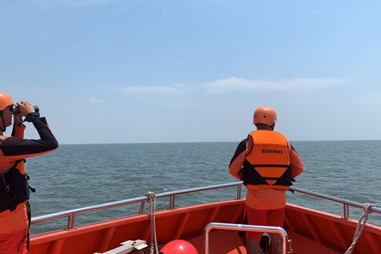 Tim SAR melakukan pencarian kapal karam di perairan Selat Malaka, Senin (31/7/2023).