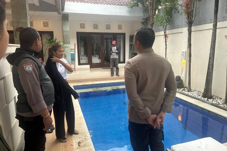Aparat kepolisian saat melakukan olah tempat kejadian perkara (TKP) terkait peristiwa kematian bocah perempuan WNA asal Australia, berinisial JAE (3), yang tewas tercebur ke dalam kolam renang di sebuah vila di Jalan Beraban, Kecamatan Kuta Utara, Kabupaten Badung, Bali, pada Kamis (16/1/2025). 
