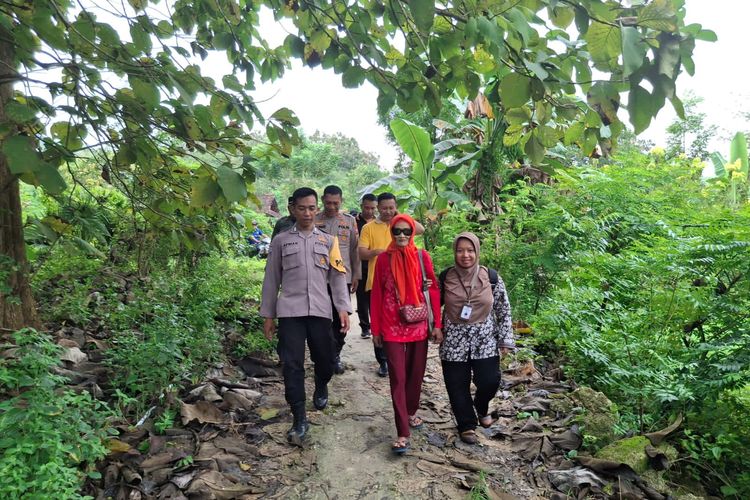 Lathifah (tengah) saat ditolong evakuasi dari rumahnya di Dusun Dusun Teguling Kidul, Desa Prupuh, Kecamatan Panceng, Gresik, Jawa Timur, Jumat (20/6/2025).