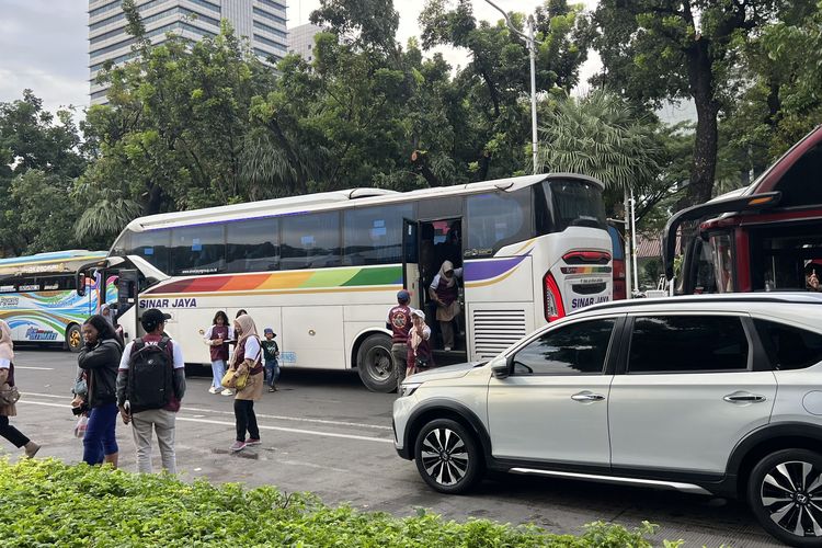 Bus Massa Buruh Padati Jalan Medan Merdeka Selatan, Lalu Lintas Macet