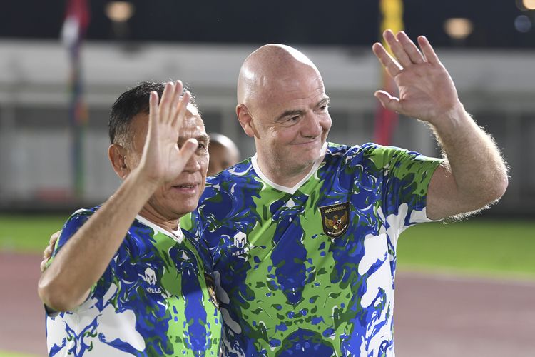 Presiden Induk Asosiasi Sepak Bola Dunia (FIFA) Gianni Infantino (kanan) berfoto dengan Ketua Umum PSSI Mochamad Iriawan (kiri) saat akan bermain sepak bola dengan staf PSSI di Stadion Madya, Kompleks Gelora Bung Karno, Senayan, Jakarta, Selasa (18/10/2022). ANTARA FOTO/M Risyal Hidayat/nym.