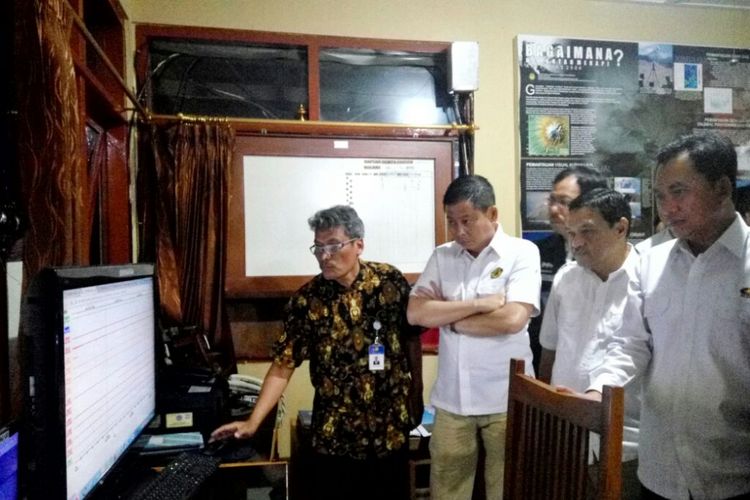 Menteri Energi dan Sumber Daya Mineral (ESDM) Ignasius Jonan saat berada di ruang pengamatan aktivitas Gunung Merapi di Pos PGM Kaliurang, Sleman, Kamis (7/6/2018)