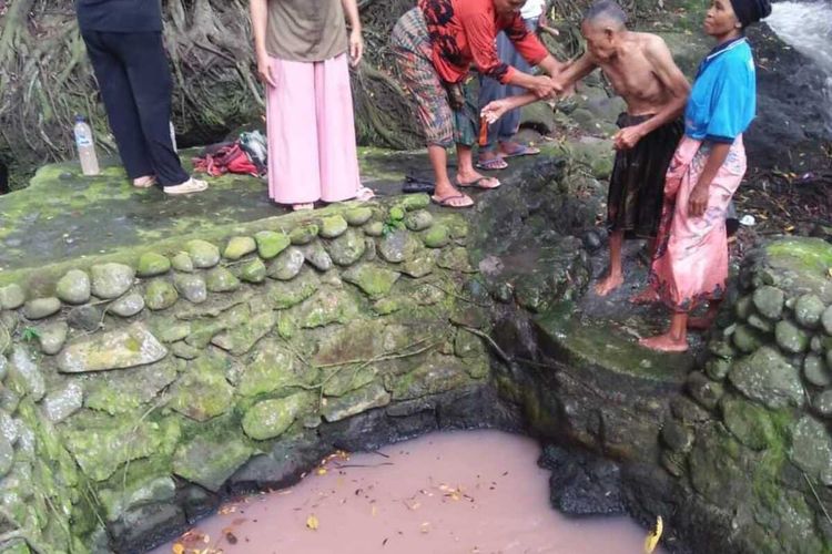 Penampakan air telaga di Lombok Tengah berwarna pink, dipercayai bisa menyembuhkan penyakit