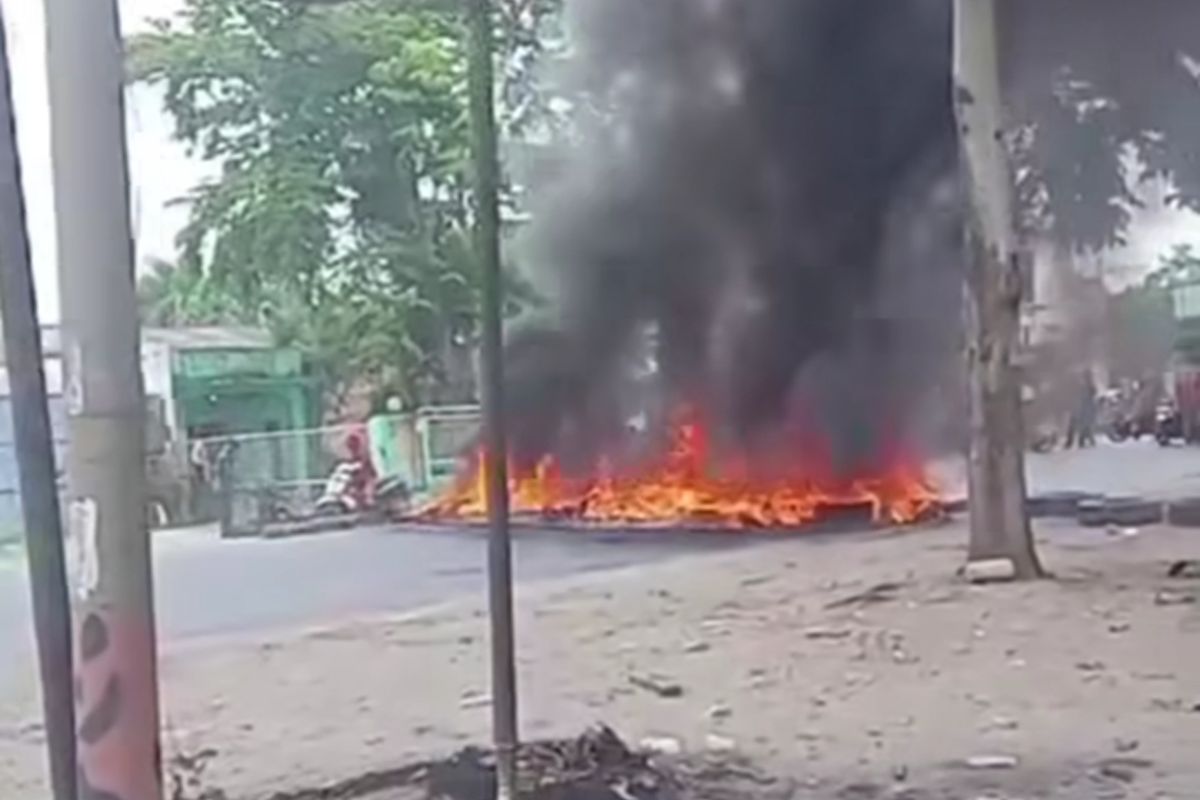 Warga Desa Sampali, Deli Serdang membakar ban sebagai aksi protes lantaran diduga  diserang sekelompok preman, Jum'at (3/5/2024) 