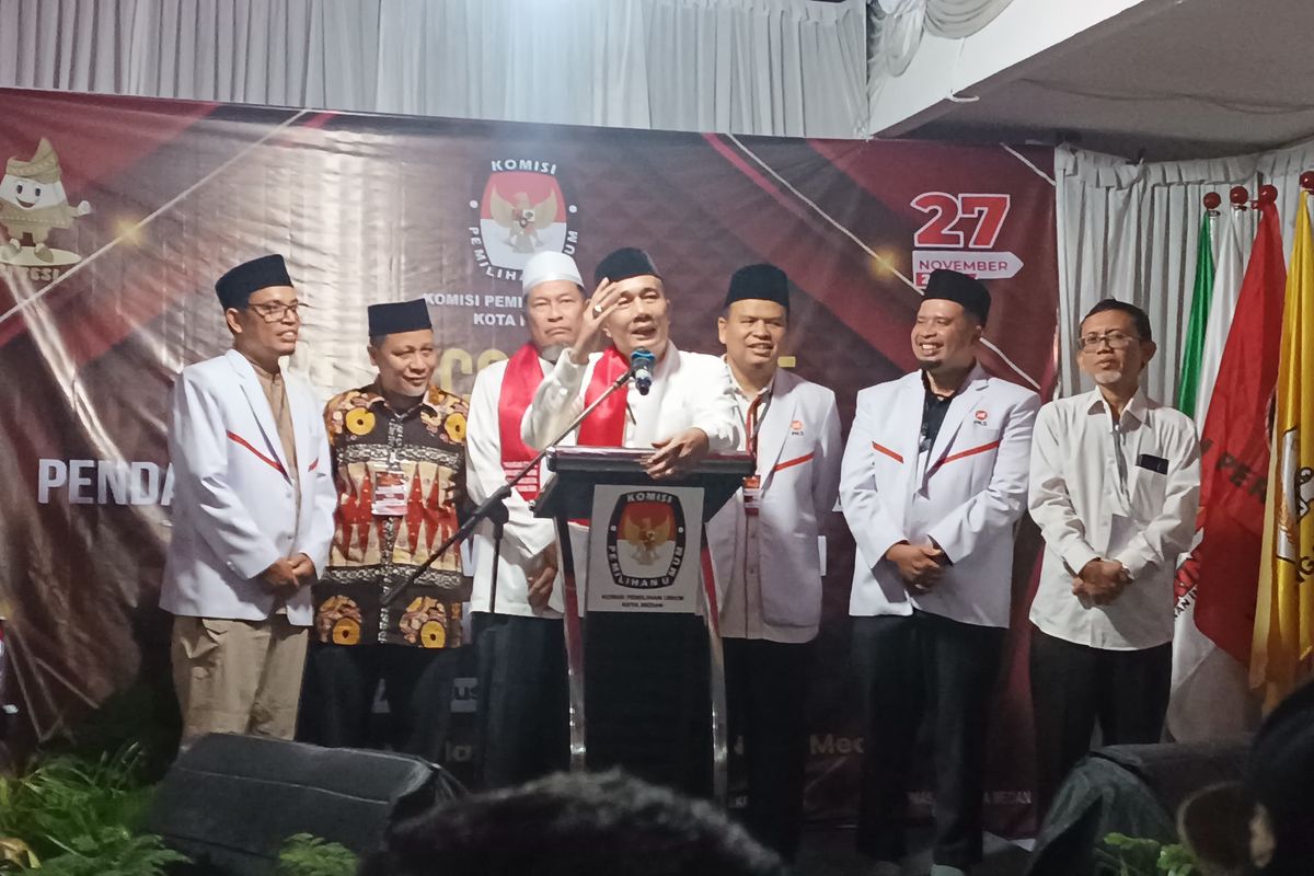 Ahmad Yasir Ridho Lubis saat konferensi pers di KPU Medan pada Kamis (29/8/2024). 