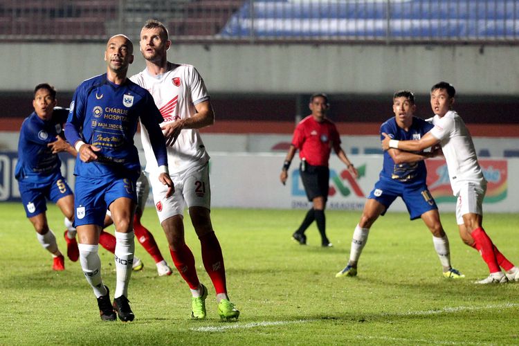 Pemain PSIS Semarang Bruno Silva bersiap duel dengan pemain PSM Makassar Serif basic saat pertandingan pekan ke-13 Liga 1 2021-2022 yang berakhir dengan skor 1-0 di Stadion Maguwoharjo Sleman, Senin (22/11/2021) malam.