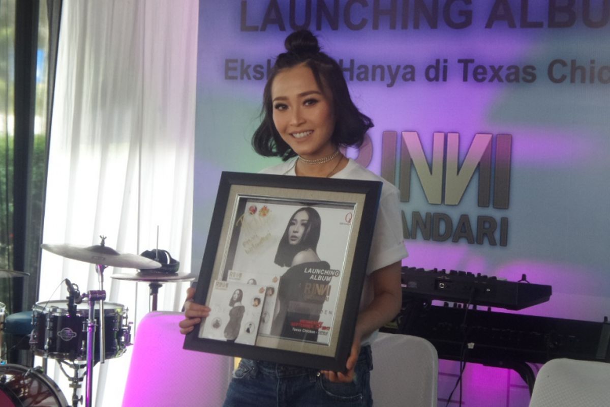 Rinni Wulandari saat peluncuran album best of the best-nya, I Am Independent, di Texas Chicken Cikini, Jakarta Pusat, Rabu (20/9/2017).