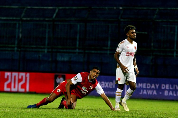 Pemain asing Persija Jakarta Yan Motta terjatuh seusai mengejar pemain muda PSM Makassar Yacob Sayuri saat laga perdana babak penyisihan grup B Piala Menpora 2021 yang berakhir dengan skor 0-2 di Stadion Kanjuruhan Kabupaten Malang, Jawa Timur, Senin (22/03/2021) malam.