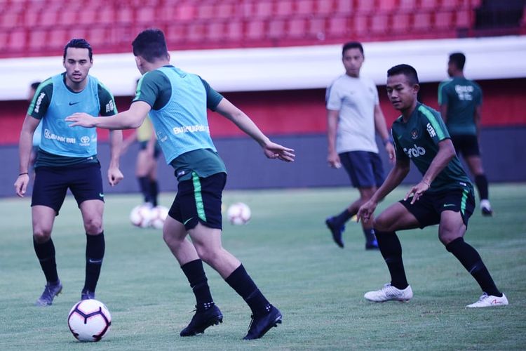 Timnas U-23 Indonesia berlatih di Stadion Kapten I Wayan Dipta, Gianyar, Bali, pada Sabtu (16/3/2019). 