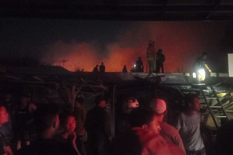Lebih dari 150 kios di Pasar Sadang Serang, Kota Bandung ludes terbakar, Jumat (4/8/2023) malam. AAM AMINULLAH/KOMPAS.com
