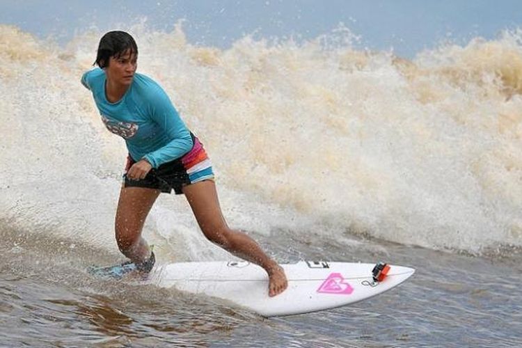 Ombak Bono di Sungai Kampar, Riau. Berselancar di sungai ini sangat menantang.