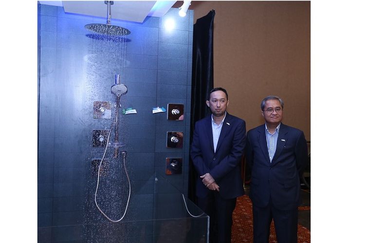 Presdir LIXIL Water Technology Indonesia Iwan Irwandi (kanan) dan Direktur Pemasaran LIXIL Water Technology Indonesia Arfindi Batubara (kiri) saat berpose dengan produk shower terbaru American Standard EasySet.