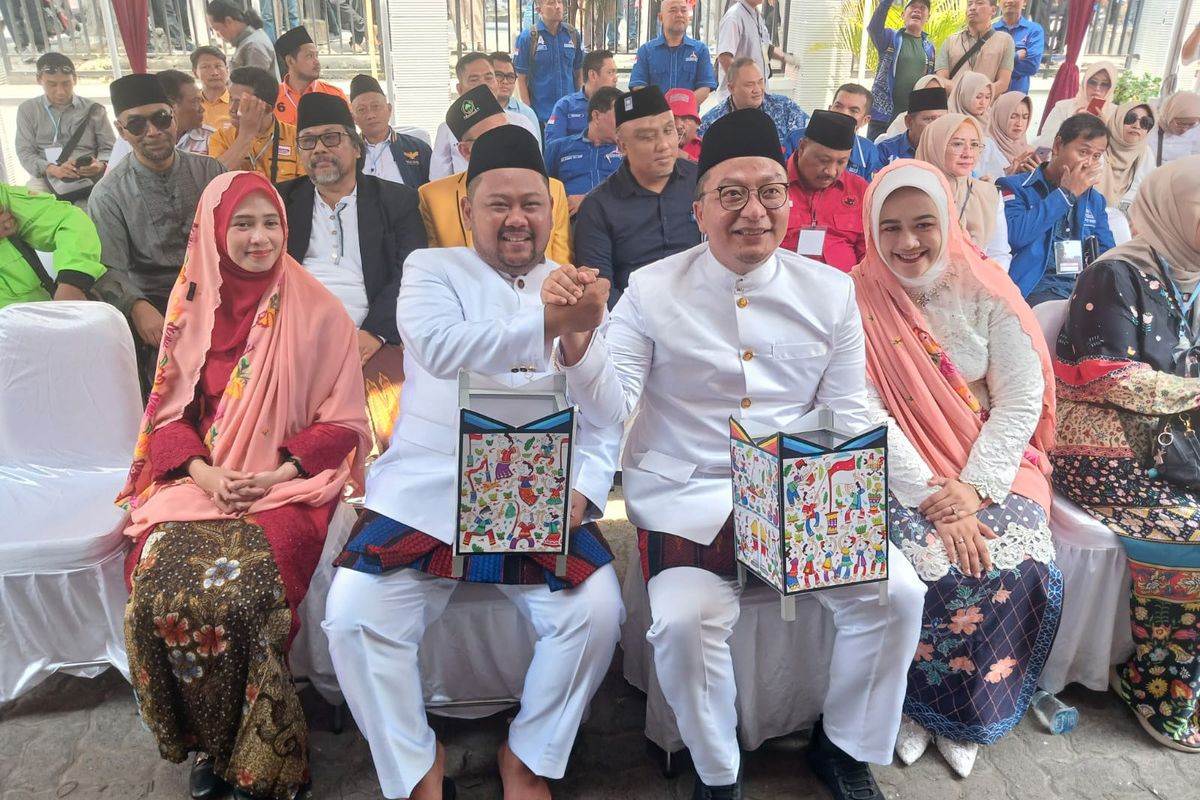Pilkada Gresik 2024. Bupati Gresik Fandi Akhmad Yani (depan dua dari kiri) dan Asluchul Alif, saat mendaftar di kantor KPU Gresik, Jawa Timur, Selasa (27/8/2024).