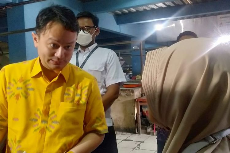 Wakil Menteri Perdagangan Jerry Sambuaga saat bertemu pedagang di Pasar Bulu Semarang. Selasa (21/6/2022)