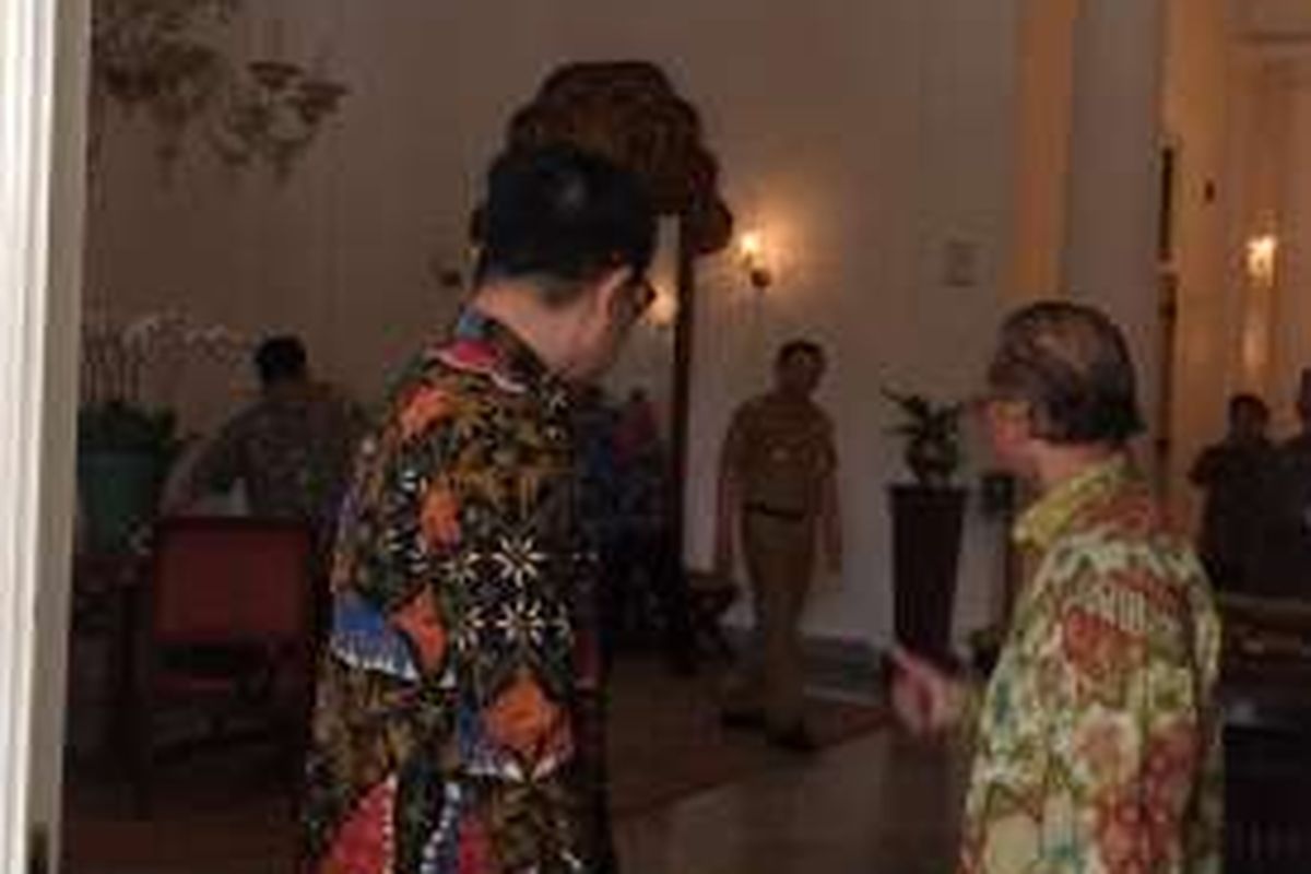 Dari kanan, Wakil Direktur Utama PT APLN Indra Widjaja Antono, Gubernur DKI Jakarta Basuki Tjahaja Purnama dan Direktur Utama PT APLN Cosmas Batubara usai bertemu di Balai Kota, Jakarta, Selasa (13/9/2016).