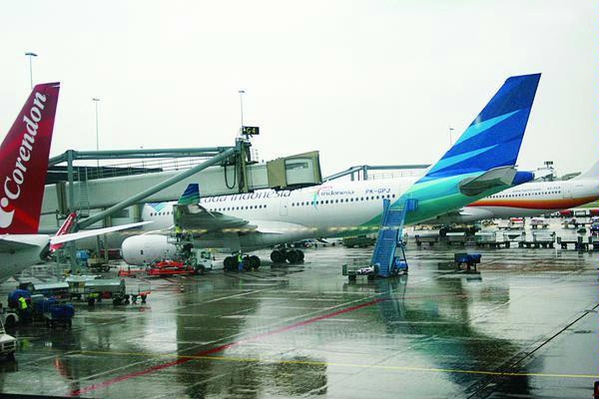 Pesawat Garuda Indonesia jenis Airbus 330-200 sedang mendarat di Bandar Udara Schiphol, Amsterdam, Belanda. Sejak 1 Juni 2010 Garuda membuka kembali rute ke kota tersebut.