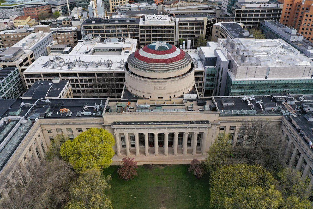 Great Dome (kubah gedung) Massachusetts Institute of Technology (MIT) di Cambridge, Massachusetts, dihiasi kain bergambar tameng Captain America untuk merayakan pemutaran Avengers: Endgame.