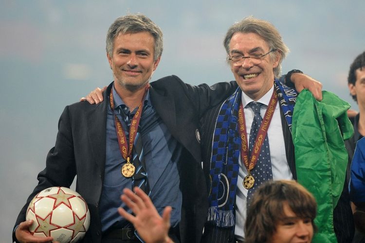 Jose Mourinho merangkul presiden Inter Milan Massimo Moratti setelah Inter menjuarai Liga Champions 2010 dengan kemenangan atas Bayern Muenchen di Santiago Bernabeu, Madrid, pada 22 Mei 2010. Terkini, Inter akan bertemu klub yang juga pernah dilatih Mourinho yakni FC Porto di babak 16 besar Liga Champions 2022-2023.